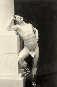 Eugen Sandow, en pose clásica grecorromana antigua, c.1894